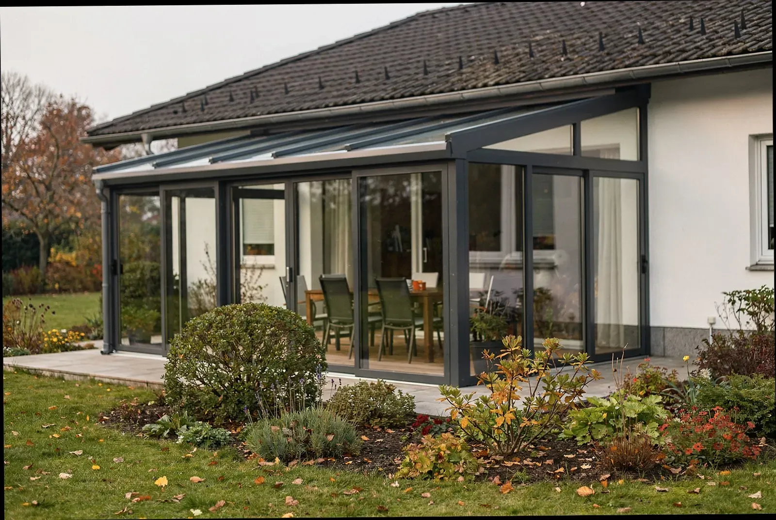 Beheizter Wohnwintergarten an einem Wohnhaus in Rostock, Außenansicht